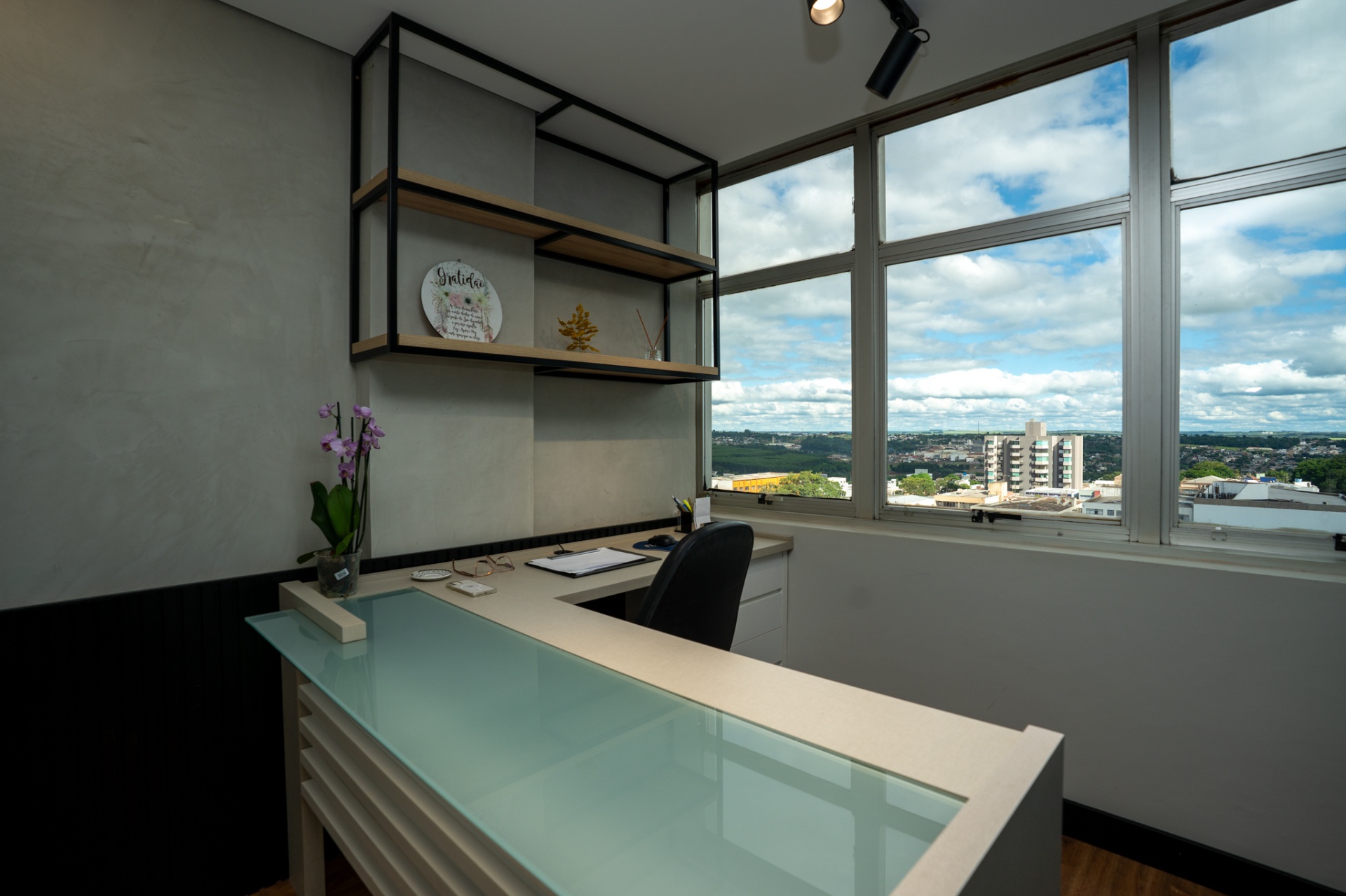 Sala de atendimento da Frasson Marcas & Patentes em Toledo/PR, com vista da cidade